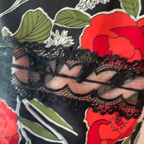 🌹🌹Rose and lace sleeveless wrap blouse - Picture 3 of 4